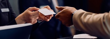 Übergabe einer Schlüsselkarte