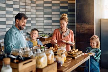Familie beim Frühstücksbuffet