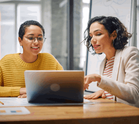 2 ladies discussing health and safety for risk prevention