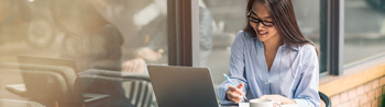 Image of office working working on payroll