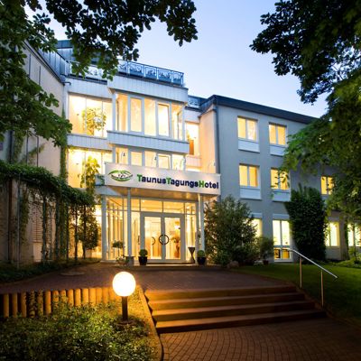 Taunustagungshotel Nacht Mit Schild