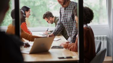 Gruppenarbeit in einem Besprechungsraum