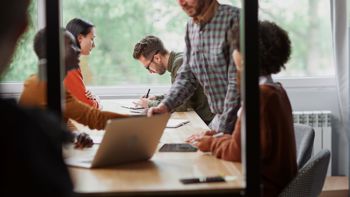 Gruppenarbeit in einem Besprechungsraum