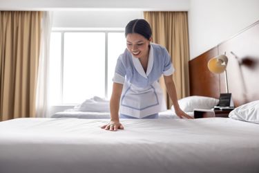 Hotelhaushälterin macht ein Bett