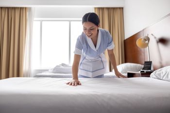 Hotelhaushälterin macht ein Bett