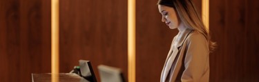 Hotelrezeptionistin arbeitet am Computer